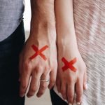 "Červené vlajky" na začiatku vzťahu: aké signály by sa nemali